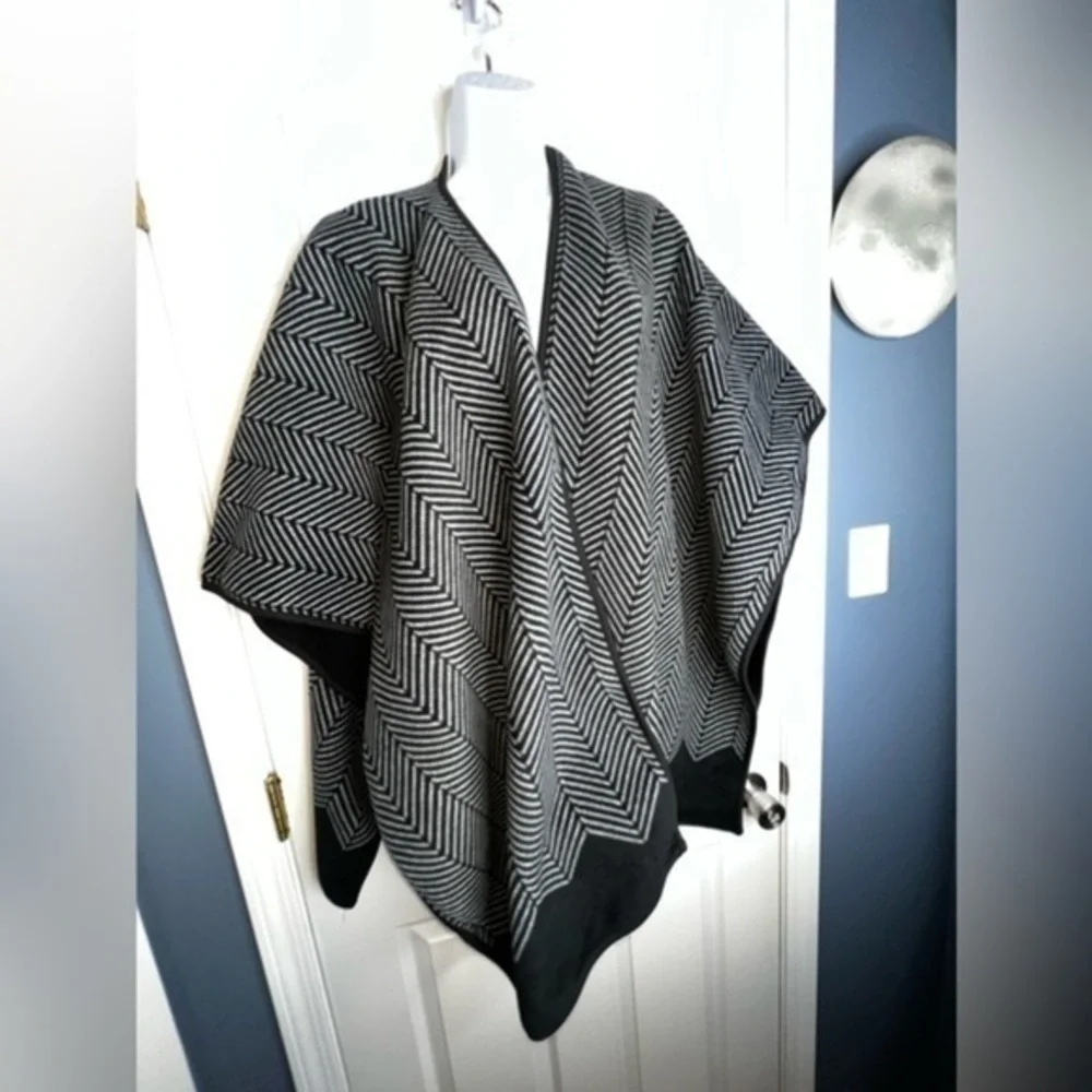 Ike Behar One Size Black Soft Geometric Fleece Ruana Wrap Poncho Sweater OS
